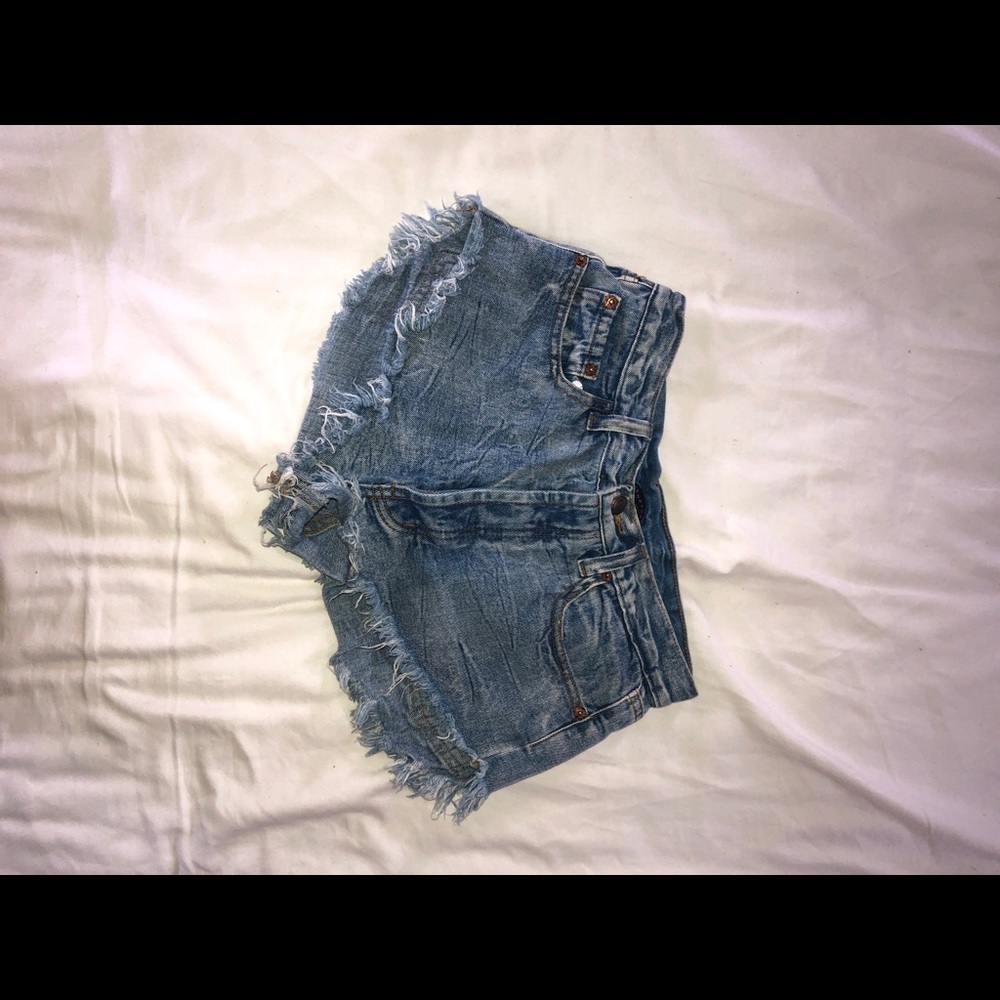 Super cute frayed Denham signature shorts